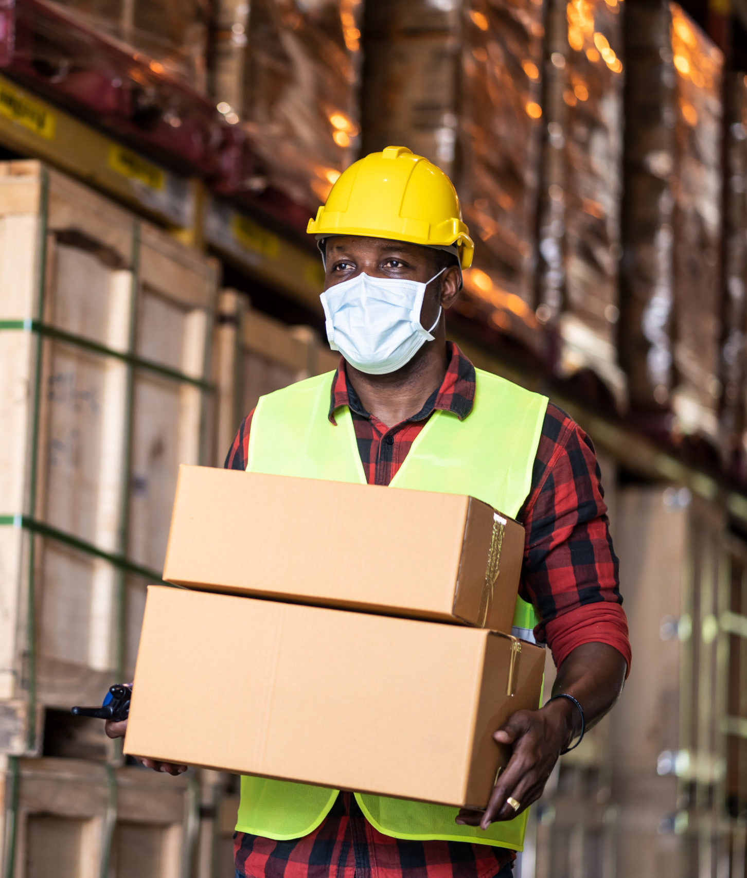 Black male workers wearing protective face mask working in warehouse. envoi colis senegal